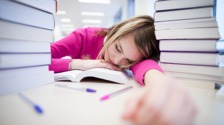 Studien visar att också helgsömnen påverkar betygen och att för lite sömn på helgerna ger sämre betyg. Foto: Shutterstock